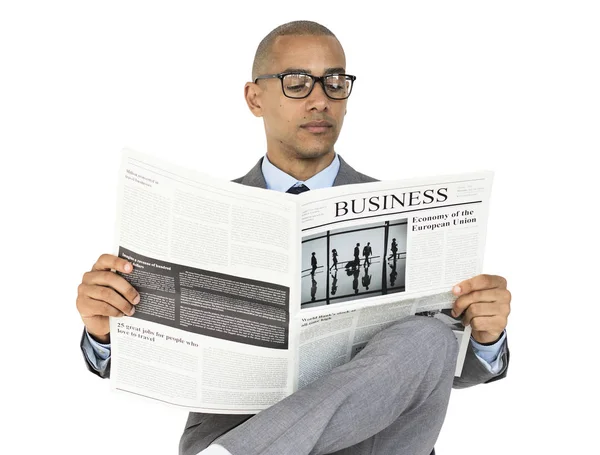 Afrikaanse zakenman lezing krant — Stockfoto