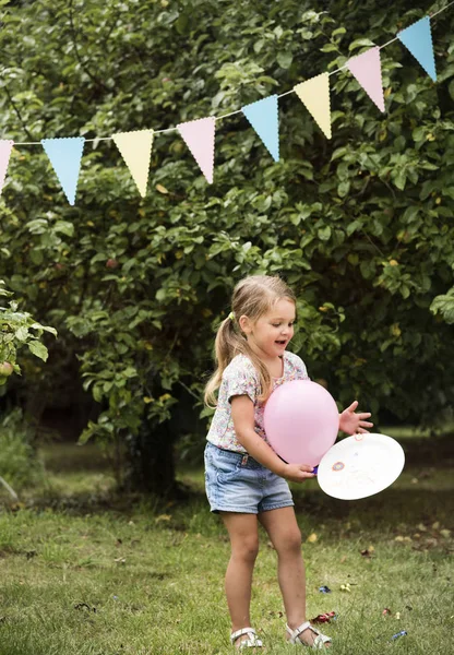 Niño feliz en la fiesta de cumpleaños —  Fotos de Stock