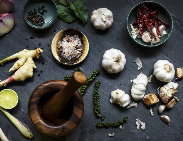 Biberler baharat pişiriyor.