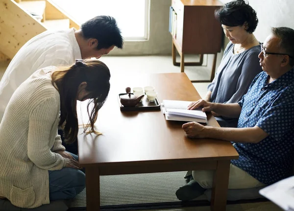 日本家庭问候鞠躬与前辈概念 原始的 Photoset — 图库照片