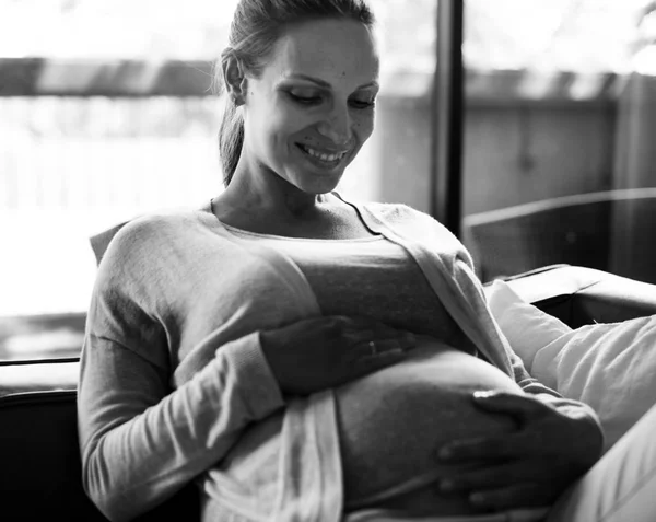 一个快乐的孕妇在家里 原来的 Photoset — 图库照片