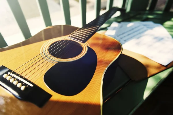 Een akoestische gitaar — Stockfoto
