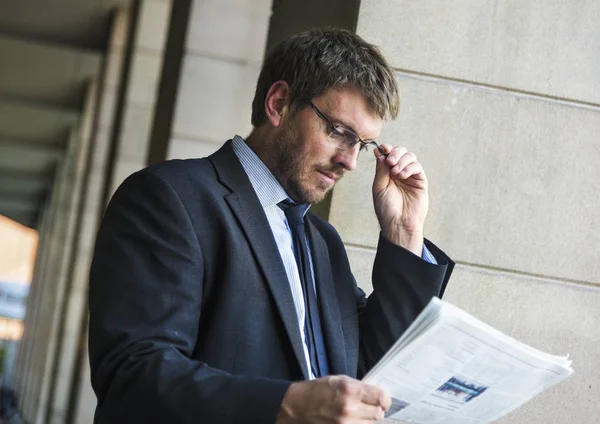 Uomo d'affari che legge il giornale — Foto Stock