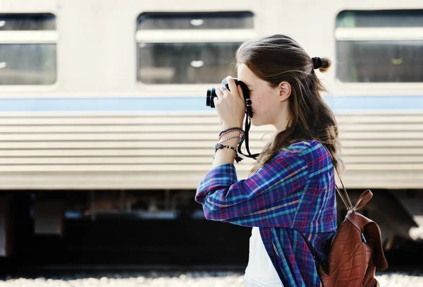 女性は写真を取っています。 — ストック写真