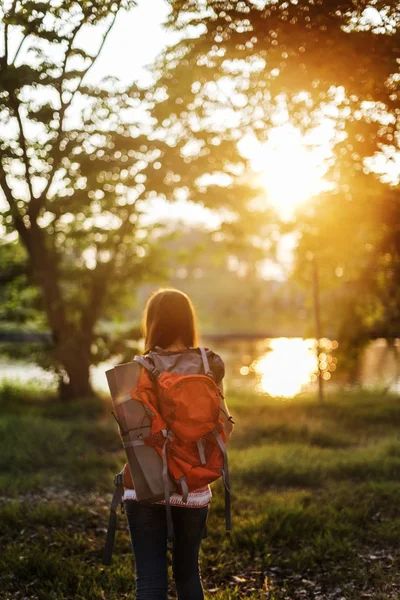 Achteraanzicht Vrouw Reiziger Met Rugzak Buiten Origineel Photoset — Stockfoto