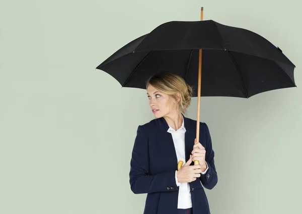 Affärskvinna med paraply poserar — Stockfoto
