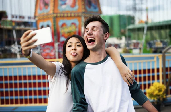 Ζευγάρι Κάνει Selfie Στο Λούνα Παρκ Πρωτότυπο Φωτοσετ — Φωτογραφία Αρχείου