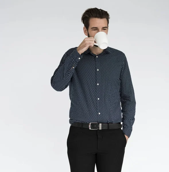 Mann Trinkt Kaffee Posiert Studio Studiodreh Konzept — Stockfoto