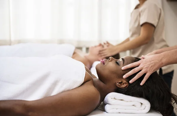 Las Mujeres Masaje Cabeza Salón Spa Terapia Fotoset Original —  Fotos de Stock