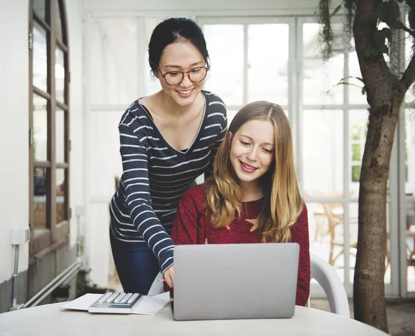 Mujer Friendship Studying Brainstorming Technology Concept Original Photoset — Foto de Stock