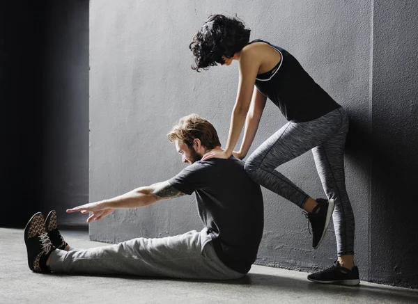 Coppia sportiva in palestra — Foto Stock