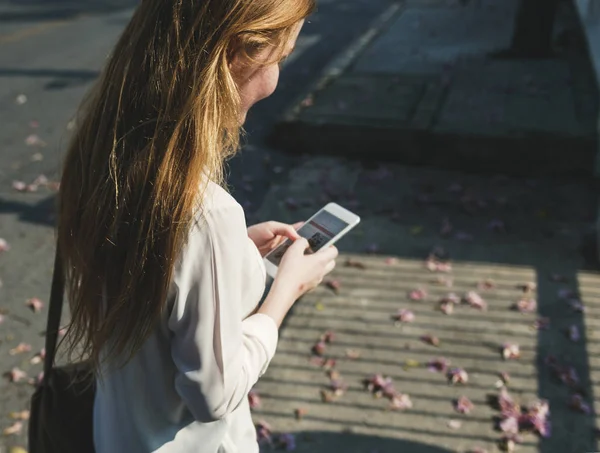 Kız tarama telefon bağlantı kavramı, özgün photoset