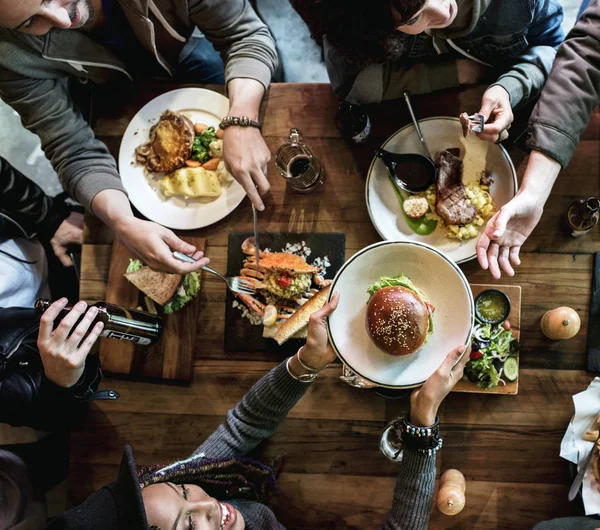 Grup Arkadaşıyla Birlikte Özgün Yemek Photoset — Stok fotoğraf