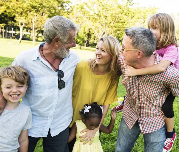 Famiglia Godendo Compagnia Uno Dell Altro Fotoset Originale — Foto Stock