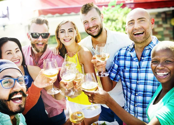 Groupe Amis Divers Dîner Extérieur Faire Selfie Faire Fête Extérieur — Photo