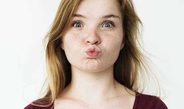 Fiatal nő, mint a csók, látszó-on fényképezőgép — Stock Fotó