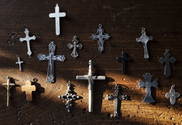 Religionskreuze auf Holztisch — Stockfoto