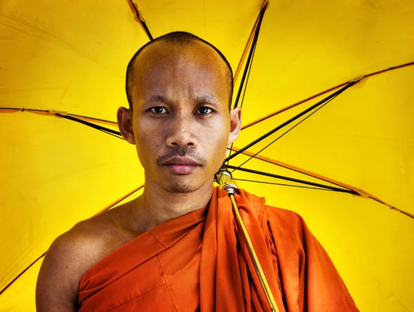 Buddhistmunk Som Innehar Ett Paraply Ursprungliga Fotosätta — Stockfoto