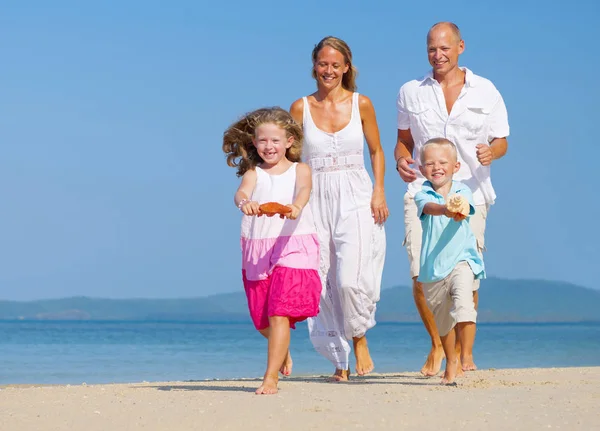 Kaukasische Familie Genießt Strand Konzept Originelle Fotosets — Stockfoto