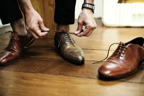 Hombre Atando Sus Zapatos Fotoset Original — Foto de Stock