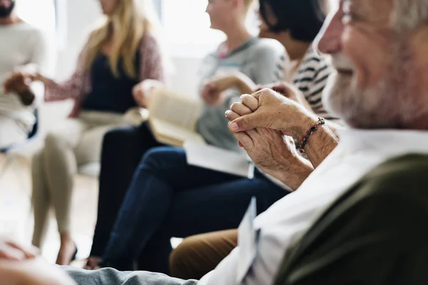 Gruppe von Diversity-Menschen beim Seminar — Stockfoto