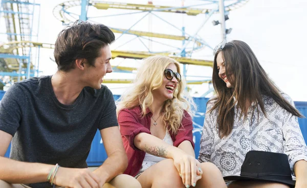 Bir grup arkadaşıyla eğlence parkı, keyif alıyor orijinal photoset