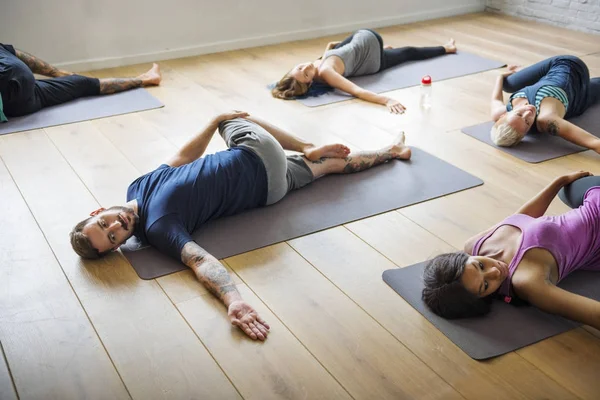 Yoga mat yalan ve pratik yoga farklı kişilik grup