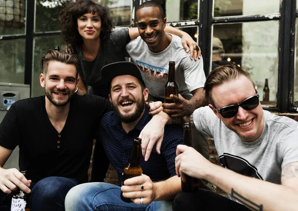 Arkadaşlar zanaat bira içmek