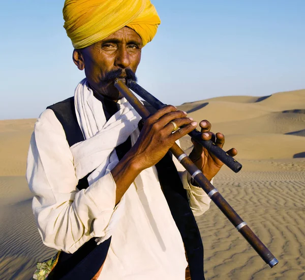 Índio Indígena Homem Jogando Cachimbo Vento Deserto Photoset Original — Fotografia de Stock