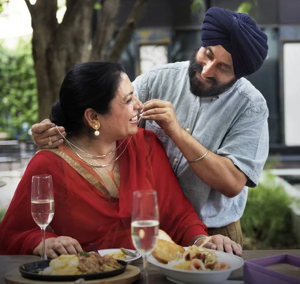 Ινδική Άνθρωπος Δίνει Μια Γυναίκα Ένα Κολιέ Για Δείπνο Αρχικό — Φωτογραφία Αρχείου