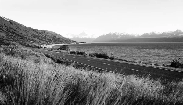 Route Campagne Avec Des Paysages Étonnants Lac Une Chaîne Montagnes — Photo