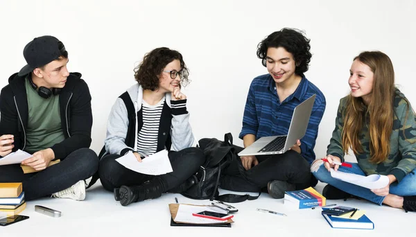 Разнообразная Группа Подростков Обучающихся Вместе Изолированы Белом — стоковое фото