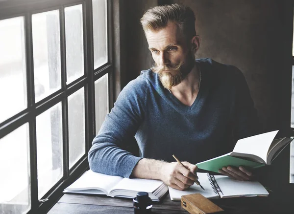 Bärtiger Geschäftsmann Macht Sich Notizen — Stockfoto