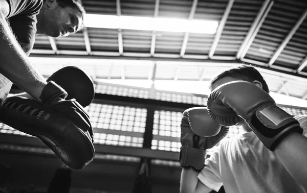 Exercice de boxe d'entraînement de garçon — Photo