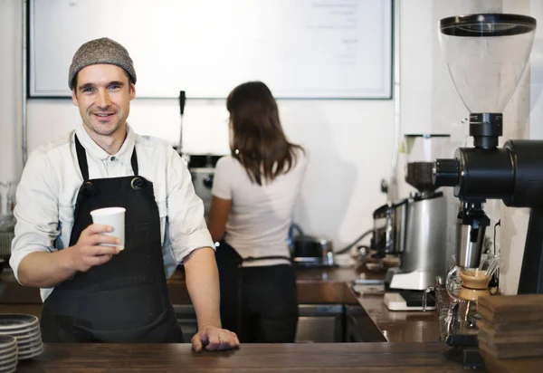 Kobieta i mężczyzna pracujący w kawiarni — Zdjęcie stockowe