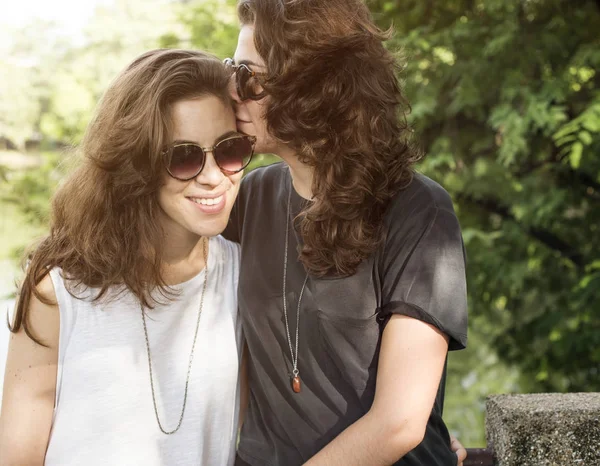 Lesbický pár spolu venku — Stock fotografie