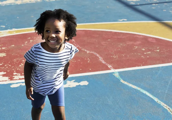 Neşeli genç Afrikalı kız spor zemin, özgün photoset