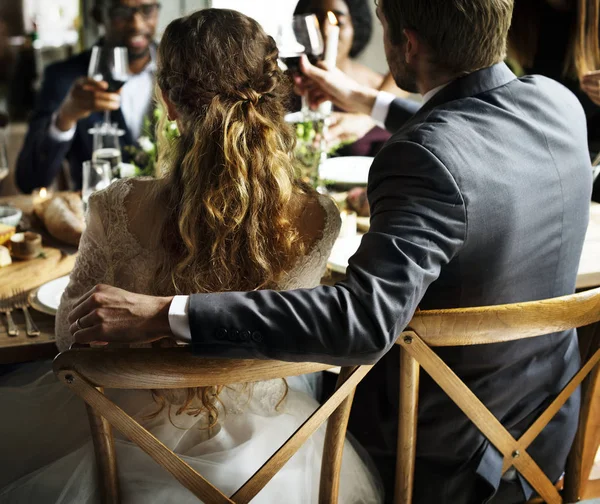 Braut Und Bräutigam Beim Essen Mit Freunden Beim Hochzeitsempfang Originelle — Stockfoto