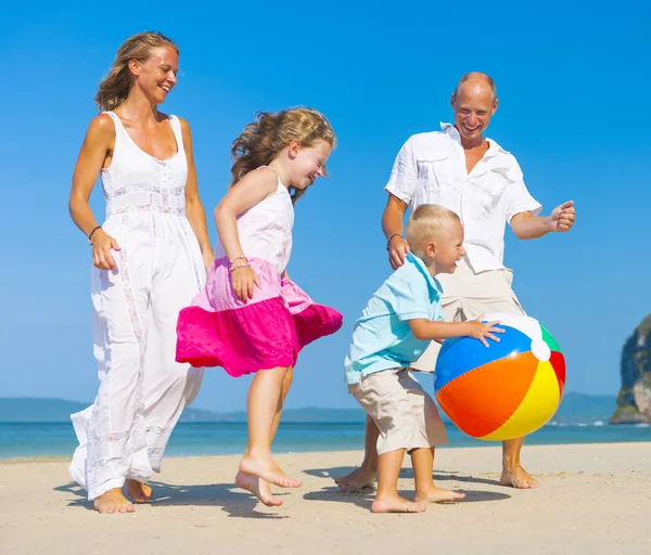 Famiglia Caucasica Sta Divertendo Spiaggia Giocando Con Beach Ball Concetto — Foto Stock