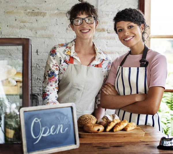 Ženy přátelé na usmívající se prodejna pekařství — Stock fotografie