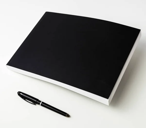 Fechar-se de caderno preto isolado em branco — Fotografia de Stock