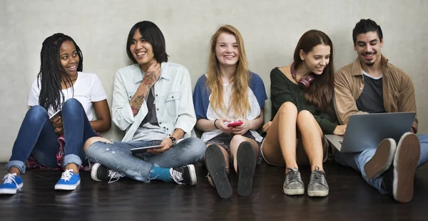 Arkadaşlar, dijital cihazlar kullanarak orijinal photoset