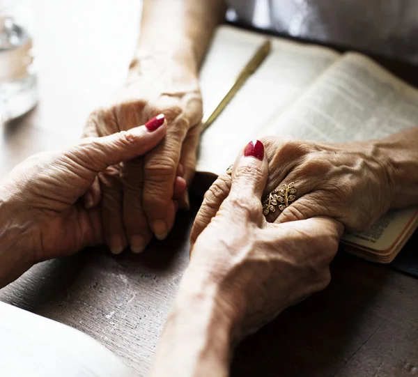 Lidé se modlí s knihou bible — Stock fotografie