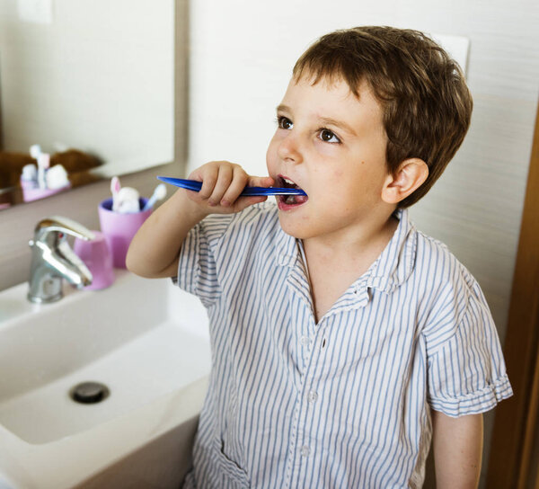 Dad Son Toothbrush Morning Lifestyle Original Photoset — Stock Photo, Image