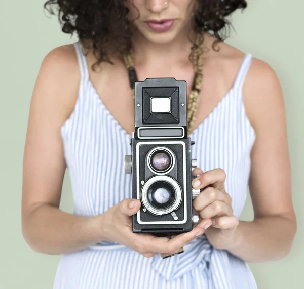 Frau mit Retro-Fotokamera — Stockfoto