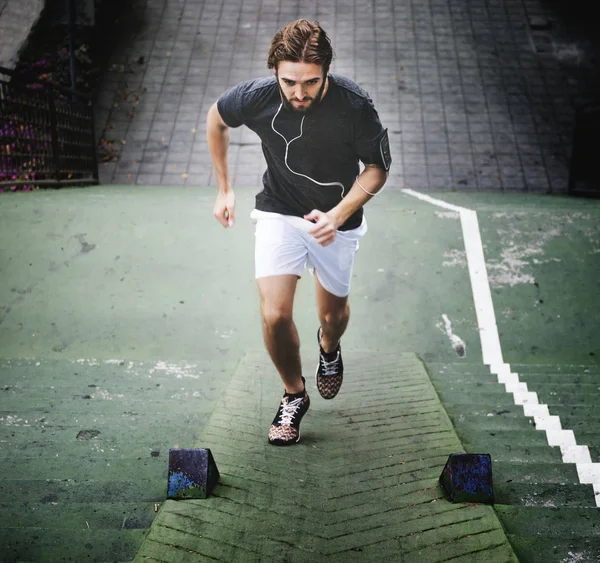 Sportieve man loopt buiten — Stockfoto