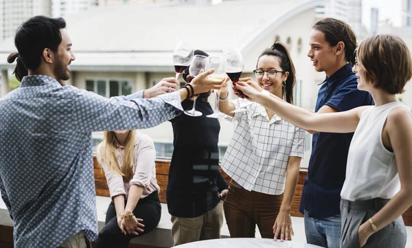 Grupp Mångfald Människor Dricka Vin Ursprungliga Fotosätta — Stockfoto