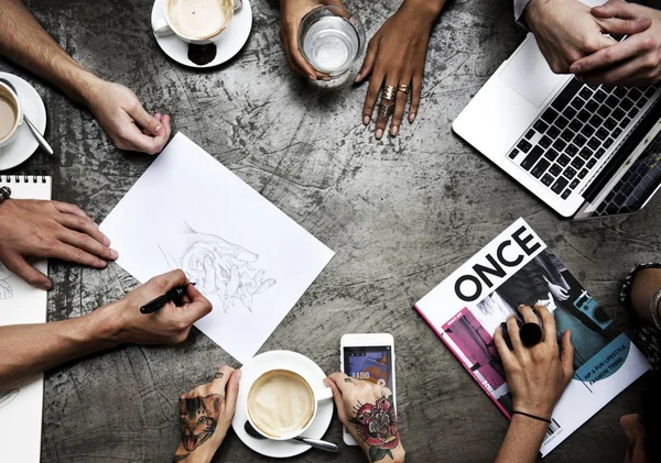 Çeşitlilik tasarımcıların logoları ile özgün çalışma grubu üstten görünüm photoset