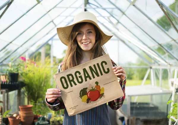 Žena hospodářství organické znamení — Stock fotografie