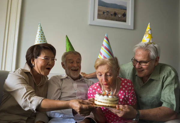 Senioren Feiern Geburtstag Mit Kuchen Originellen Fotosets — Stockfoto